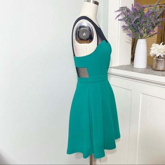 BCBGeneration Emerald Green Mesh Cutout Pleated Mini Dress 4 Small - Picture 5 of 12